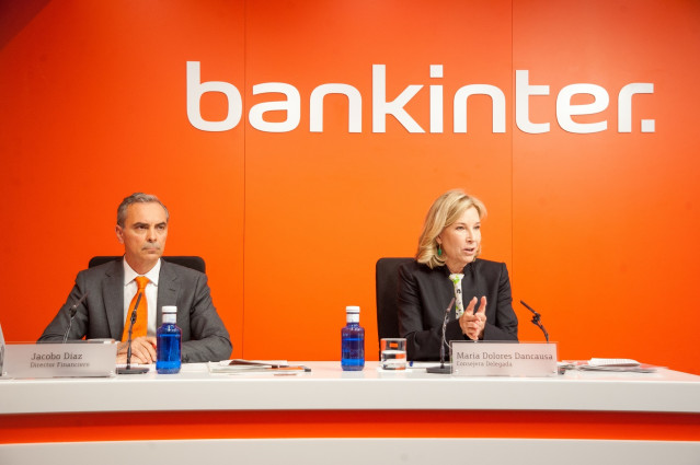 La consejera delegada de Bankinter, María Dolores Dancausa, y el director financiero del banco, Jacobo Díaz, durante la presentación de resultados del primer trimestre de 2019.