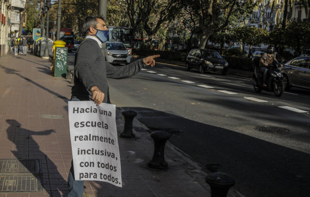 Archivo - Un hombre porta un cartel reivindicativo durante el día en que autobuses escolares de colegios concertados recorren la ciudad con lazos naranja en protesta contra la ‘Ley Celaá’, que se vota hoy en el Congreso de los Diputados, en Valencia, Comu