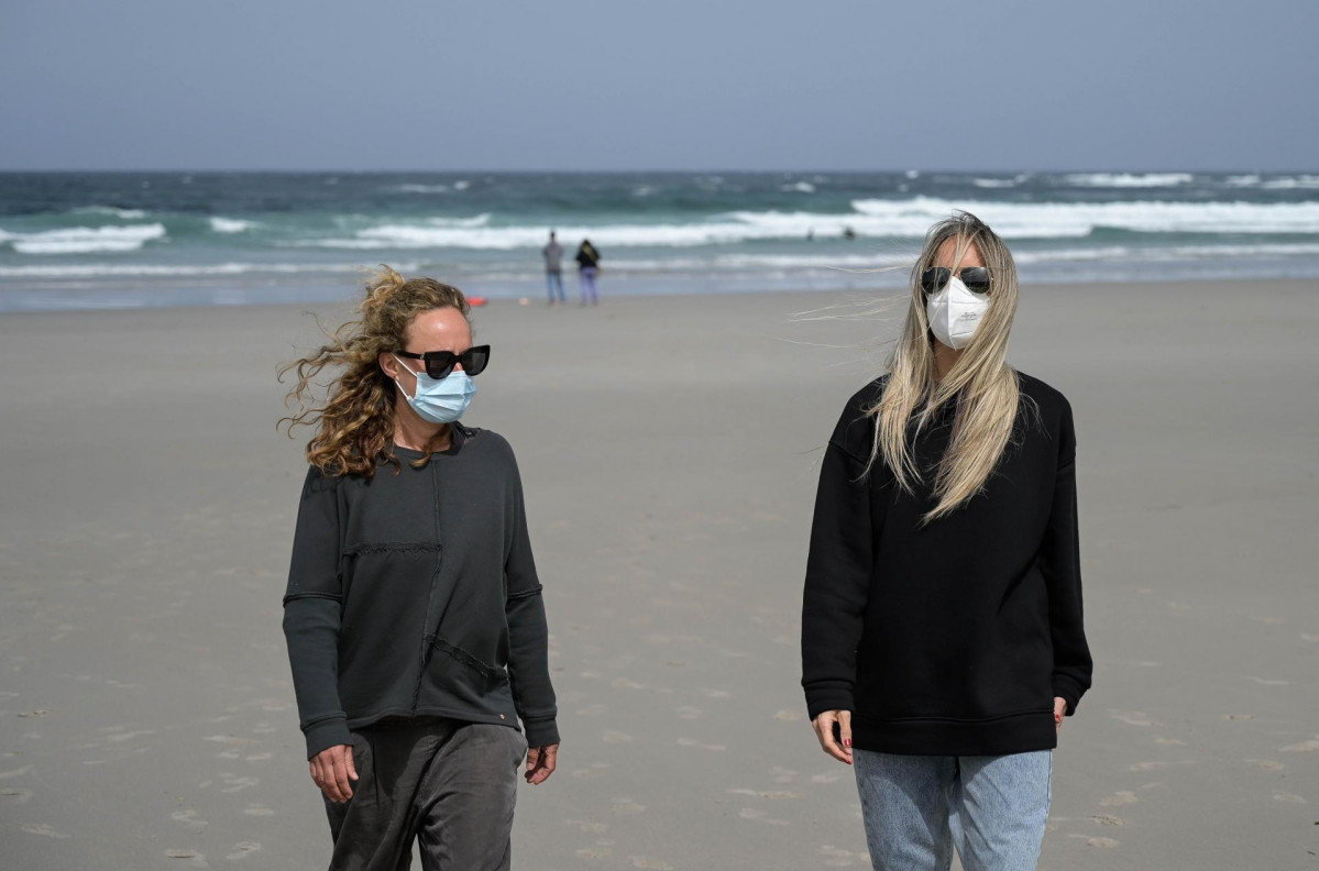 Dos mujeres llevan mascarilla en la Playa das Salseiras, a 3 de abril de 2021, en el municipio de A Laracha, A Coruña, Galicia (España). Desde el pasado miércoles es obligatorio el uso de mascarill