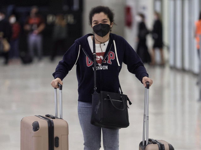Una chica con sus maletas llega a la terminal T4 del Aeropuerto Adolfo Suárez - Madrid Barajas.