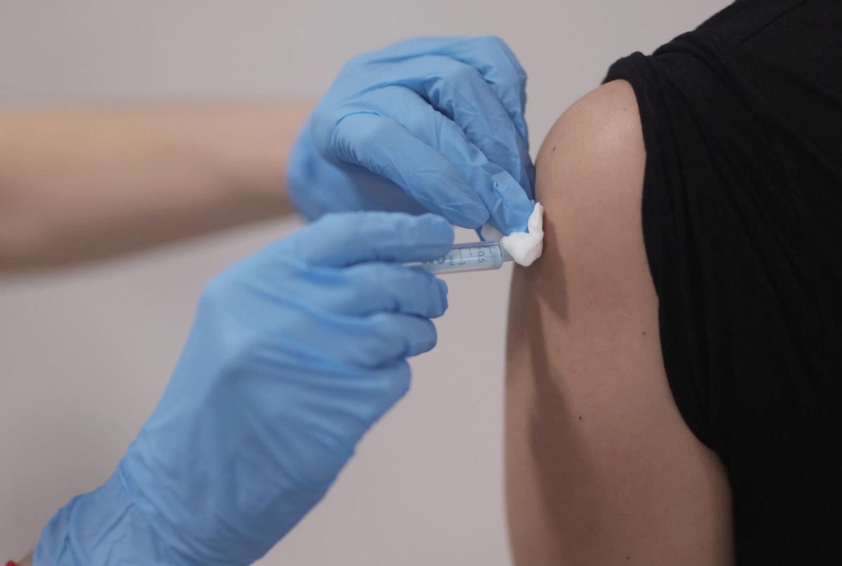Archivo - Una persona recibe la segunda dosis de la vacuna contra el Covid-19