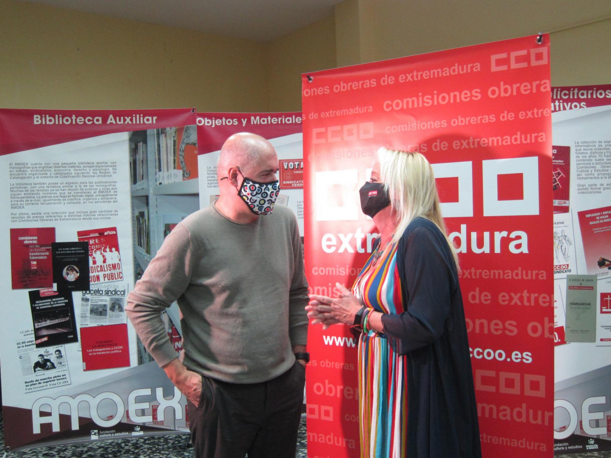 Unai Sordo charla con la secretaria general de CCOO Extremadura, Encarna Chacón.