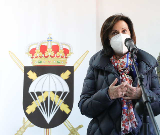 La ministra de Defensa, Margarita Robles, interviene durante su visita a la Unidad de Vigilancia Epidemiológica en la Base ‘Príncipe’ de la Brigada ‘Almogávares’ VI de Paracaidistas (BRIPAC), a 27 de diciembre de 2021, en Paracuellos de Jarama, Madrid, (E