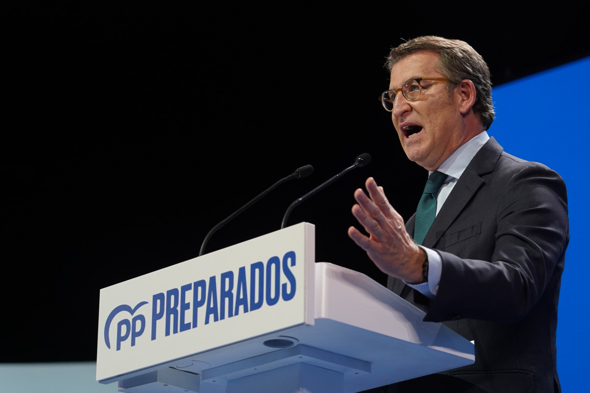 El presidente del partido del PP,  Alberto Núñez Feijóo, durante su intervención en el congreso del PP, a 2 de abril de 2022, en Sevilla (Andalucía, España)..