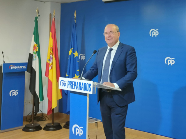 El presidente del PP de Extremadura, José Antonio Monago, anuncia en rueda de prensa que no se presentará a la reelección en el Congreso Regional del 16 de julio en BAdajoz