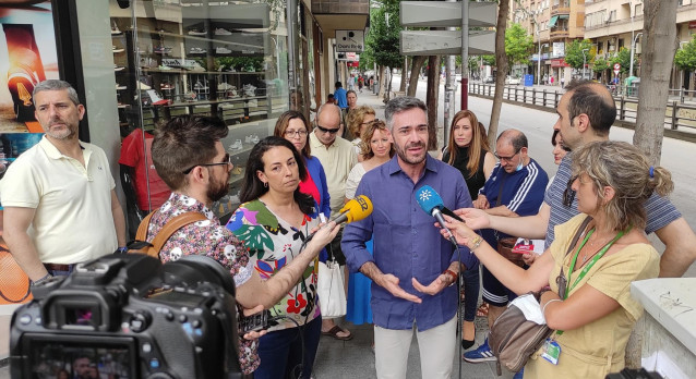 Felipe Sicilia atiende a los periodistas.