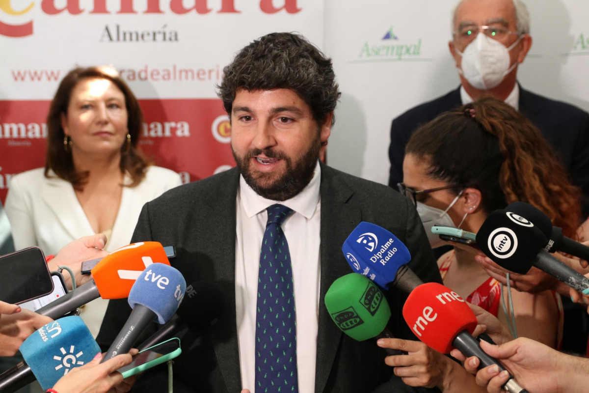 Fernando López Miras atiende a los periodistas en Almería