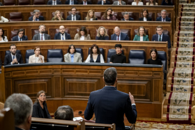 (I-D) El presidente del Gobierno, Pedro Sánchez, interviene durante la sesión plenaria en el Congreso de los Diputados, a 21 de febrero de 2024, en Madrid (España). En la segunda Sesión de Control del 2024, el Gobierno se somete a las preguntas de la opos