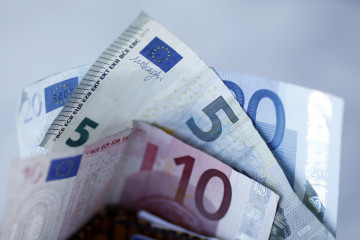 Archivo - Billetes, monedas, euros, euro, dinero