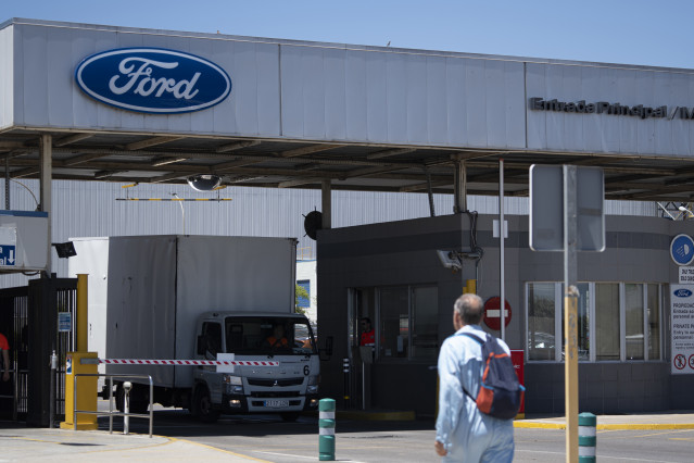 Archivo - Logo de Ford en la entrada de la fábrica de Almussafes (Valencia).