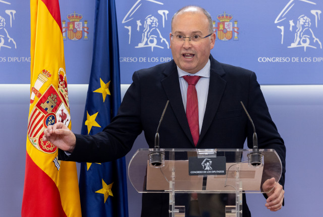 El portavoz del PP en el Congreso, Miguel Tellado, durante una rueda de prensa posterior a la reunión de Junta de Portavoces, en el Congreso de los Diputados, a 9 de abril de 2024, en Madrid (España).