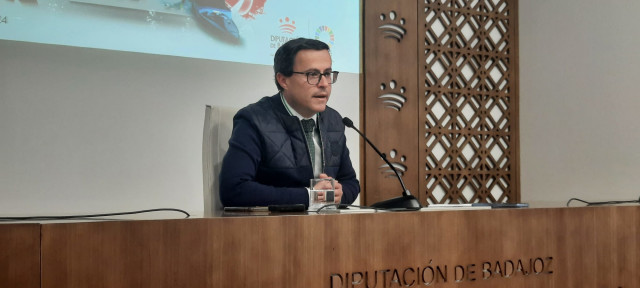 Miguel Ángel Gallardo en rueda de prensa como presidente de la Diputación de Badajoz.