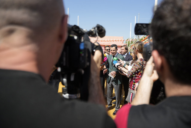El presidente de la Junta de Andalucía, Juanma Moreno, este martes en declaraciones a los medios en la Feria de Sevilla.