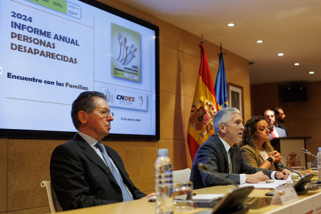 El ministro de Interior, Fernando Grande-Marlaska (c), durante un encuentro con familiares de personas desaparecidas