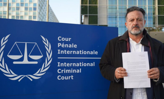 Imagen del eurodiputado de IU Manu Pineda en la sede de la Corte Penal Internacional.