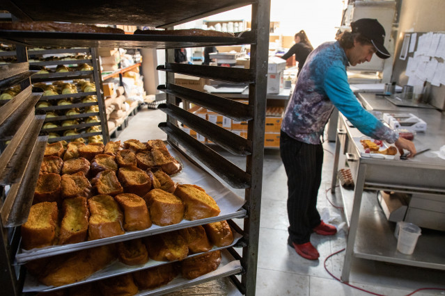 Un hombre trabaja en la elaboración de torrijas en una pastelería