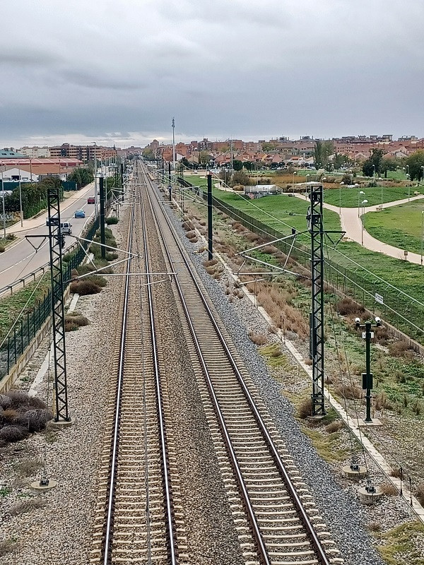 Archivo - Vista de las vías férreas en Valladolid.