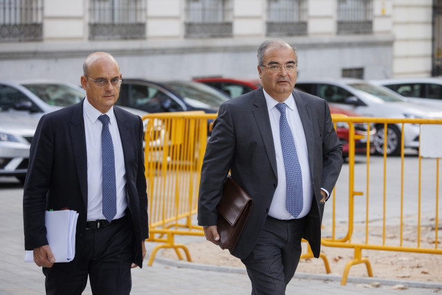 Archivo - El expresidente del Banco Popular Ángel Ron (d) y su abogado José Antonio Choclán (i) a su llegada a un juicio en la sede de la Audiencia Nacional, a 19 de octubre de 2022, en Madrid (España).