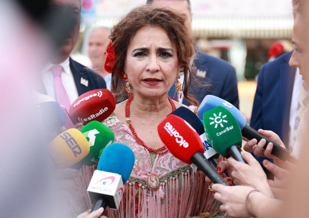 La vicepresidenta y ministra de Hacienda, María Jesús Montero, este miércoles en declaraciones a los medios de comunicación en la Feria de Sevilla.