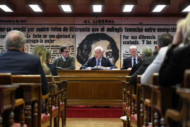 El senador del PP Salvador de Foronda (i), y el diputado del PP Eloy Suárez (c) durante la constitución y designación de la mesa de la Comisión de Investigación por el ‘caso Koldo’, en el Senado, a 1 de abril de 2024, en Madrid (España). La Comisión de In