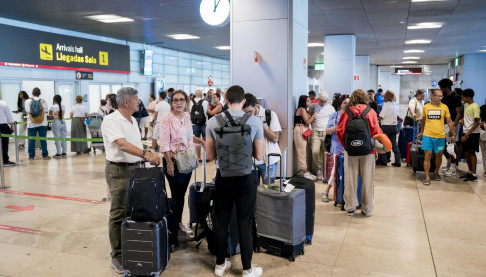 Archivo - Llegada de pasajeros a la terminal 1 del aeropuerto Adolfo Suárez Madrid-Barajas, a 14 de agosto de 2023, en Madrid (España).