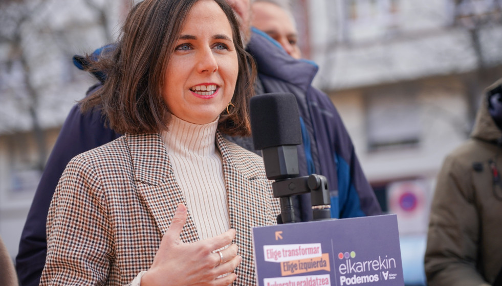 La secretaria general de Podemos, Ione Belarra, realiza declaraciones en el Monumento a la Asamblea de mujeres de Araba, a 1 de abril de 2024, en Vitoria-Gasteiz, Álava, Vizcaya, Euskadi (España).