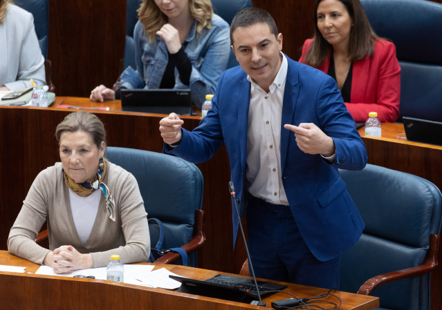 El portavoz del PSOE en la Asamblea de Madrid, Juan Lobato, interviene durante un pleno en la Asamblea de Madrid, a 18 de abril de 2024, en Madrid (España).