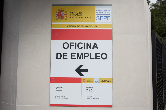Cartel de una oficina de empleo en Madrid