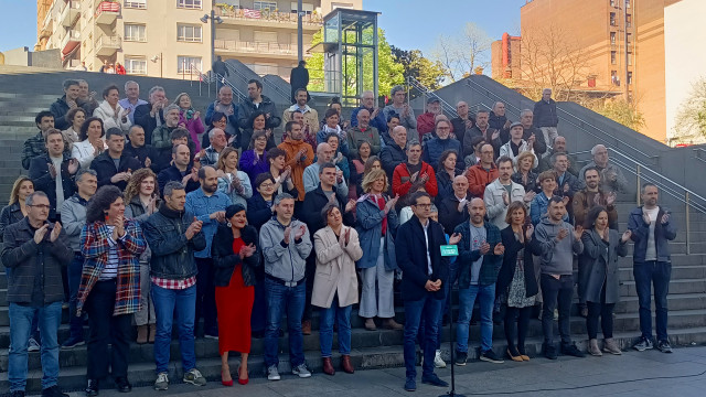 El candidato a lehendakari de EH  Bildu, Pello Otxandiano, con numerosos alcaldes y alcaldesas de la formación soberanista en un acto en Bilbao