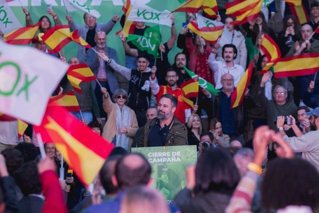 Vox ha celebrado en la plaza de los Fueros de Vitoria-Gasteiz el acto de cierre de campaña, en el que Abascal ha estado acompañado por el secretario General del partido, Ignacio Garriga; y los candidatos de Vox por Álava, Bizkaia y Gipuzkoa.