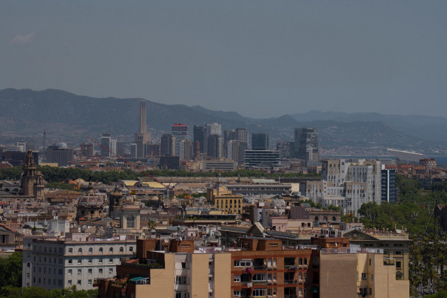 Archivo - Varios edificios de viviendas vistos desde el mirador del Poble Sec,  a 17 de mayo de 2023, en Barcelona, Cataluña