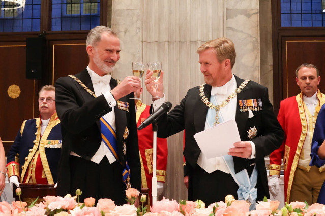 El Rey Felipe VI y el rey Guillermo Alejandro brindan durante la cena de gala con motivo de la visita de Estado de los Reyes a Países Bajos