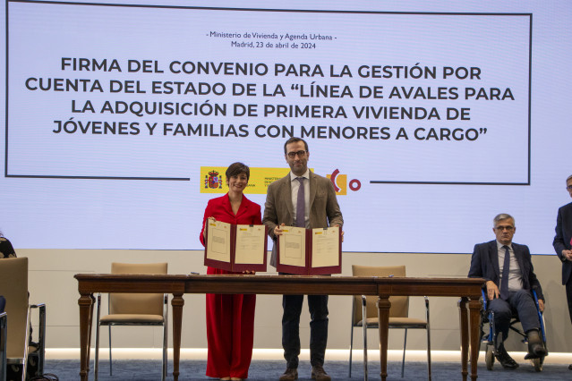 La ministra de Vivienda y Agenda Urbana, Isabel Rodríguez, y el ministro de Economía, Comercio y Empresa, Carlos Cuerpo,  durante la firma de la línea ICO de avales para la adquisición de la primera vivienda. A 23 de abril de 2024.