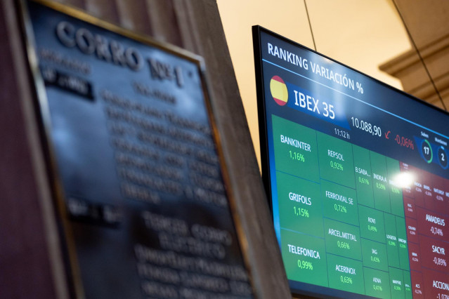 Archivo - Un panel del Ibex 35, en el Palacio de la Bolsa de Madrid, a 15 de enero de 2024, en Madrid (España).