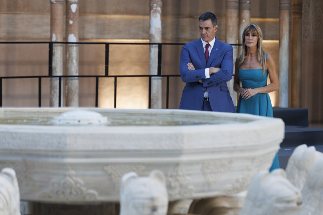 Archivo - El presidente Pedro Sánchez, junto a su esposa, Begoña Gómez, en una cumbre en la Alhambra