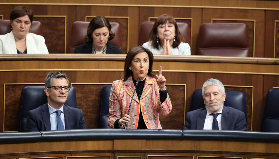 La ministra de Defensa, Margarita Robles, interviene durante una sesión de control al Gobierno, en el Congreso de los Diputados, a 24 de abril de 2024, en Madrid (España).