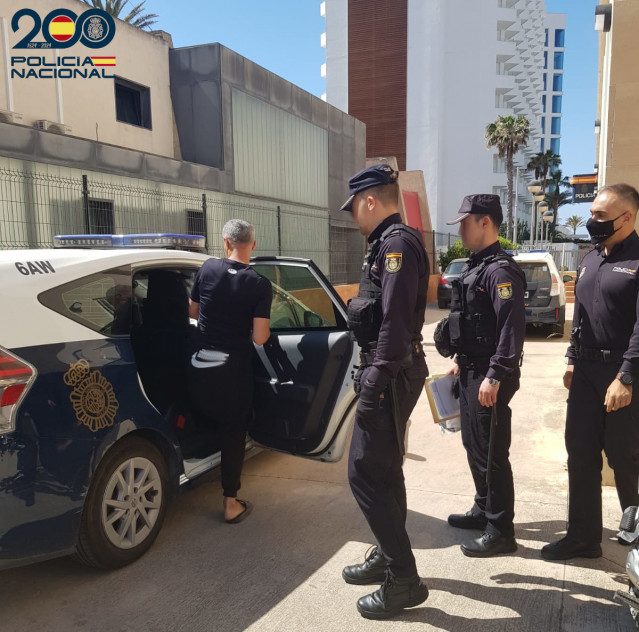 Detenidos dos hombres por pegar a varias víctimas para robarles en Playa de Palma