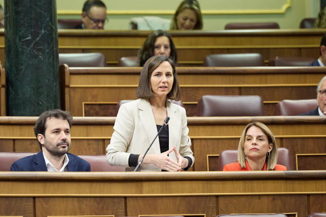 La secretaria general de Podemos, Ione Belarra, interviene durante una sesión de control al Gobierno, en el Congreso de los Diputados, a 24 de abril de 2024, en Madrid (España).