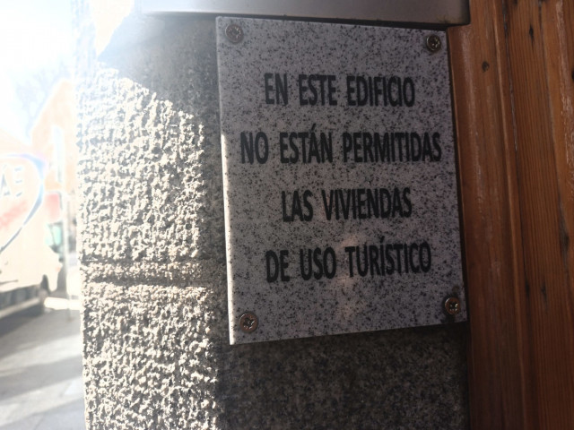 Archivo - Un cartel contra las viviendas turísticas en un edificio de la calle Toledo