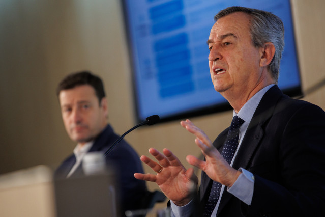 El CEO de Banco Sabadell, César González-Bueno (d), durante una rueda de prensa de presentación de los resultados de Banco Sabadell correspondientes al primer trimestre de 2024, a 25 de abril de 2024, en Madrid (España). El Grupo Banco Sabadell obtuvo un