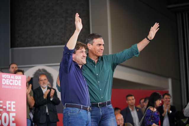 El candidato a lehendakari por el PSE-EE, Eneko Andueza (i) y el presidente del Gobierno, Pedro Sánchez (d), durante el acto de cierre de campaña del partido, en el Palacio Euskalduna, a 19 de abril de 2024, en Bilbao