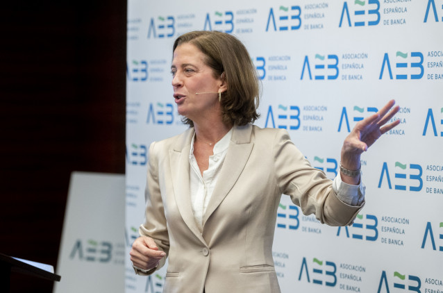 La presidenta de la AEB, Alejandra Kindelán, ofrece una rueda de prensa con motivo de la celebración de la asamblea general de la Asociación Española de Banca (AEB), en el Hotel Eurostars Madrid Tower, a 12 de abril de 2024, en Madrid (España).