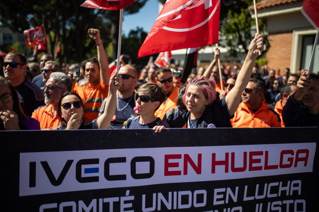 Empleados de la plantilla de Iveco-Pegaso protestan por una mejora de condiciones salariales y laborales, a 10 de abril de 2024, en Madrid (España).