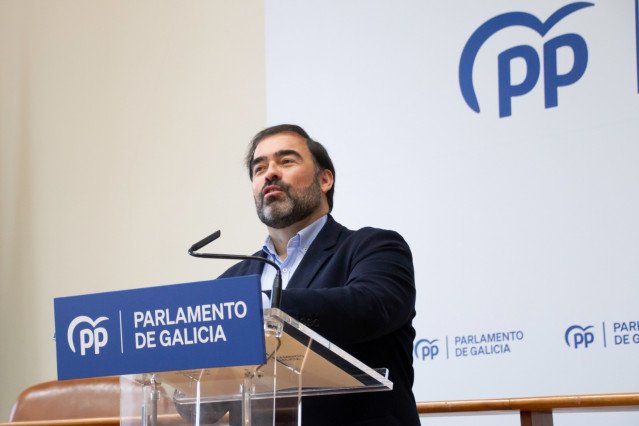 El portavoz parlamentario del PPdeG, Alberto Pazos, en rueda de prensa.