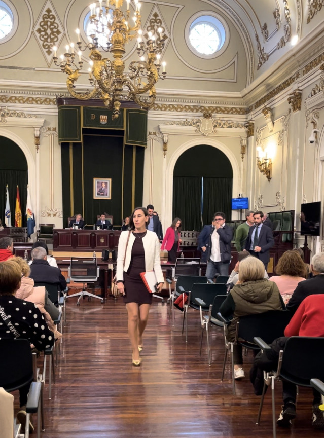 Diputados del PSdeG abandonan la sesión plenaria de la Diputación de Pontevedra durante el debate de una moción con la que el pleno ha reprobado al presidente del Gobierno, Pedro Sánchez
