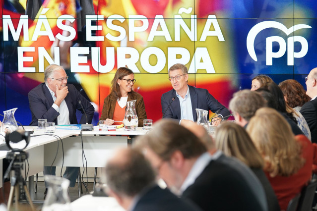 El líder del PP, Alberto Núñez Feijóo, asiste a una reunión del comité de campaña para las elecciones europeas. Le acompañan la vicesecretaria de Organización, Carmen Fúnez, y el vicesecretario de Institucional, Esteban González Pons, entre otros.