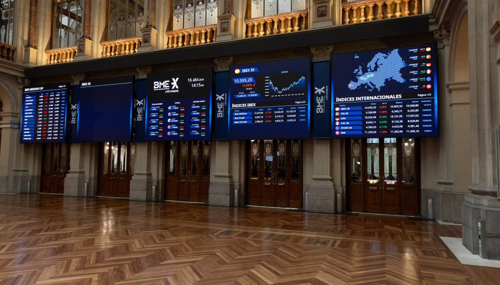 Paneles del Ibex 35 en el Palacio de la Bolsa, a 16 de abril de 2024, en Madrid (España).