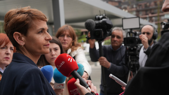 Archivo - La presidenta de Navarra, María Chivite, atiende a los medios de comunicación durante un acto del PSE-EE, en el Hotel Costa Vasca, a 22 de marzo de 2024, en San Sebastián, Guipúzcoa, País Vasco (España).