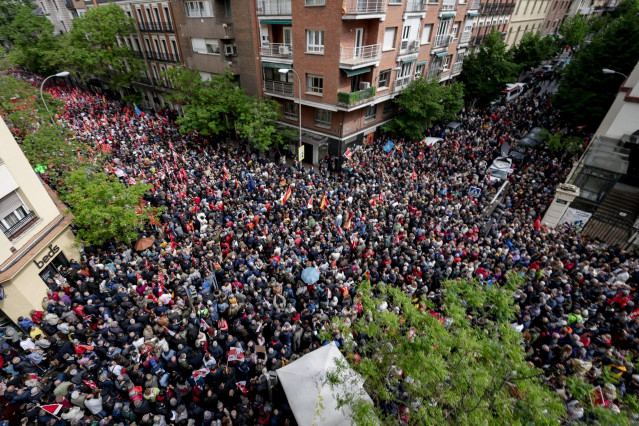Miles de personas durante una concentración en la calle de Ferraz en apoyo al presidente del Gobierno, Pedro Sánchez, en la sede del PSOE, a 27 de abril de 2024, en Madrid (España).