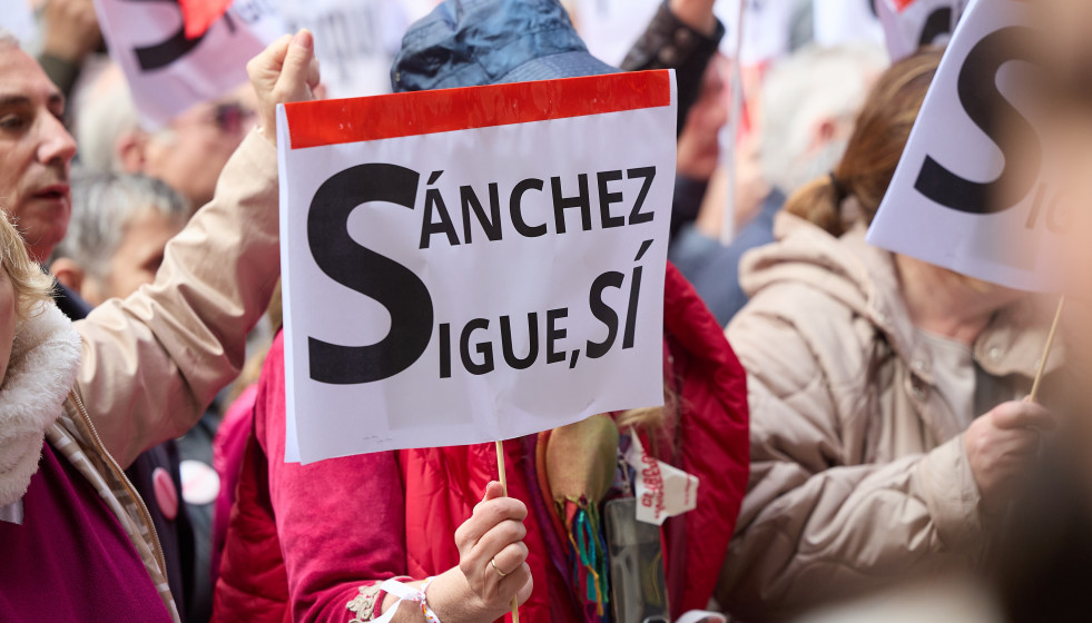 Una persona sujeta un cartel durante una concentración en la calle de Ferraz en apoyo al presidente del Gobierno, Pedro Sánchez, en la sede del PSOE, a 27 de abril de 2024, en Madrid (España).